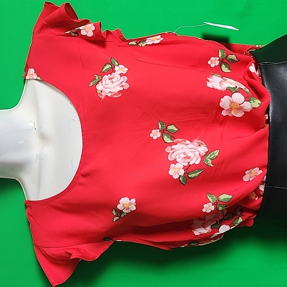 NWT. Twine & String, Young Contemporary Floral Top.